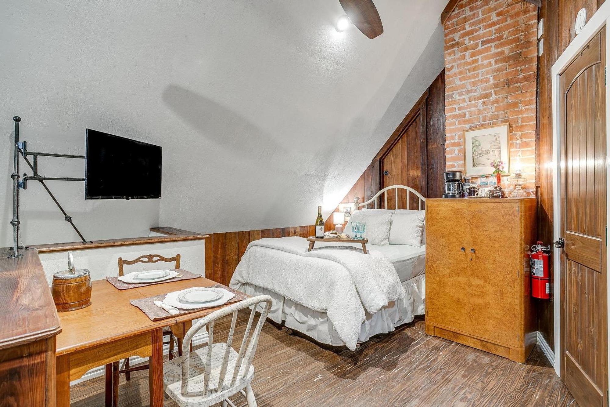 The Gallery House Boutique Hotel Stephenville Buitenkant foto